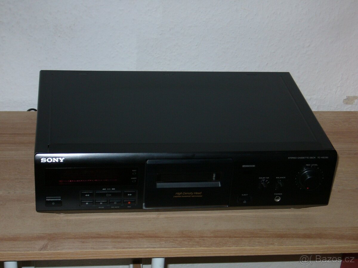 Kazetový magnetofon SONY TC-KE230 v pěkném stavu.