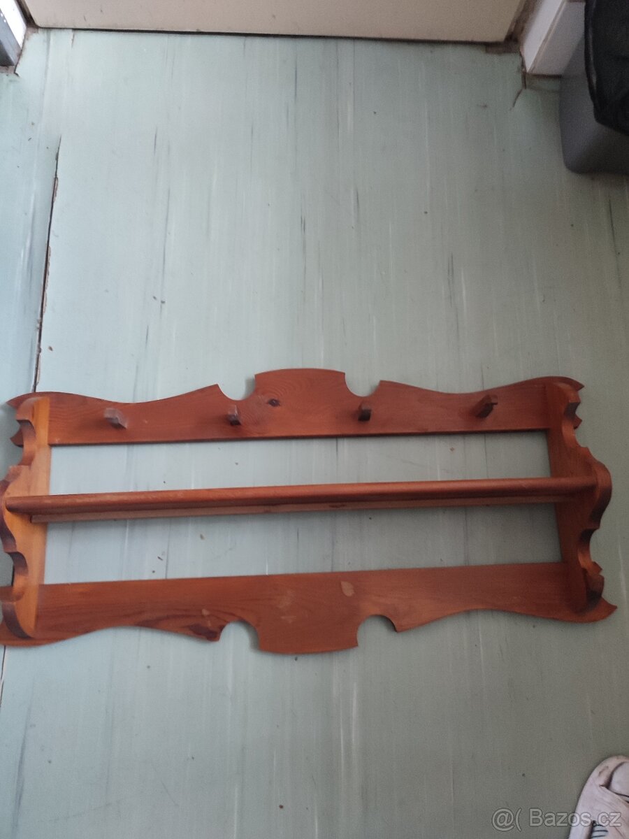 Polička do kuchyně dřevěná