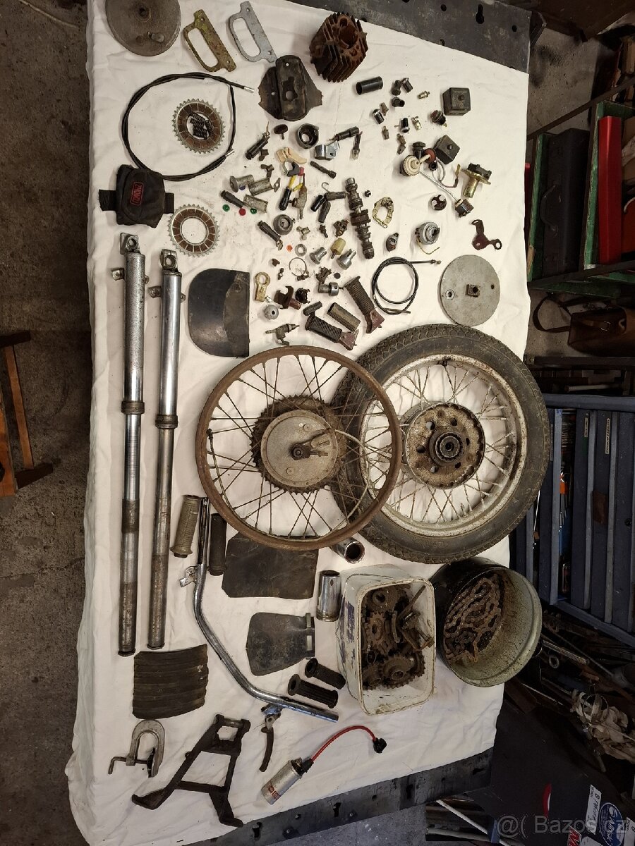 jawa díly pérák pařez kývačka