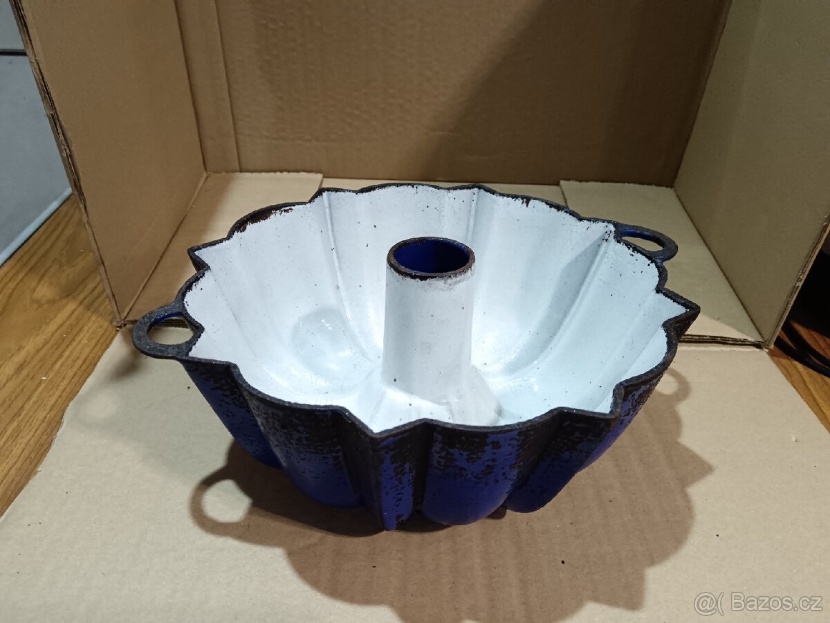 Stará litinová forma na bábovku