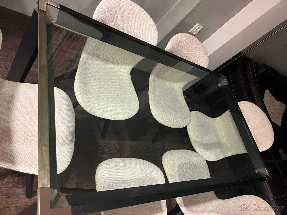 Skleněný stůl s ocelovou konstrukcí