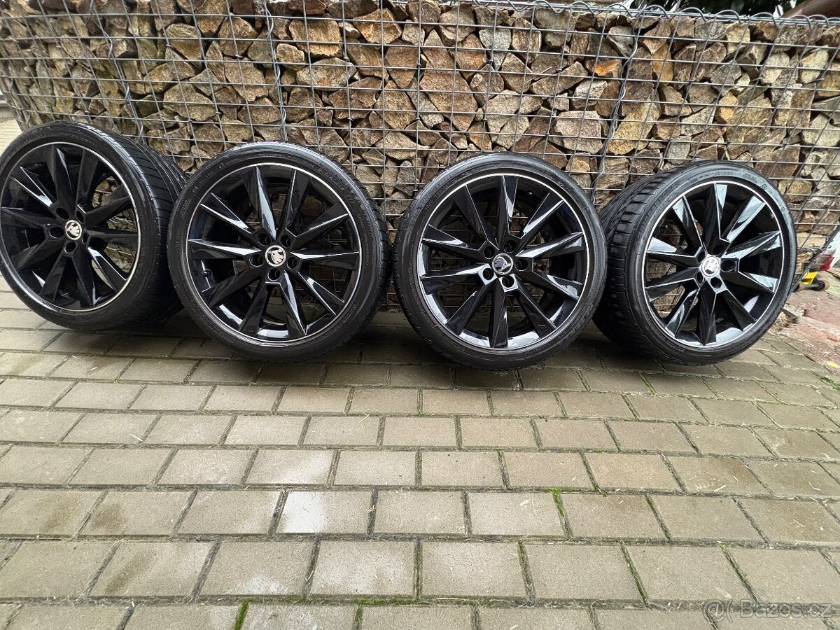 Skoda Fabia 3, Rapid letní sada 215/40-17 Savio Schwarz