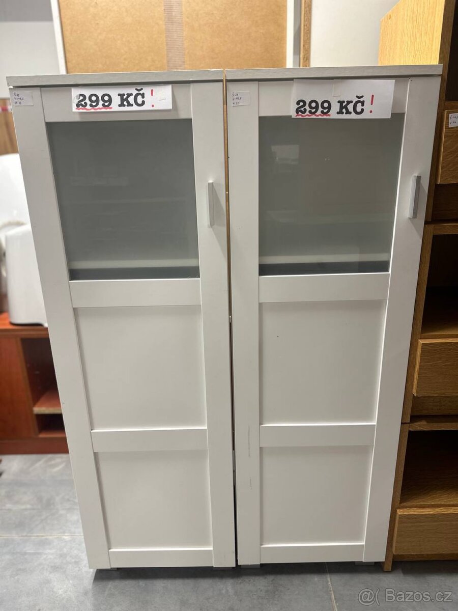 Bílé skříňky se skleněnými dvířky