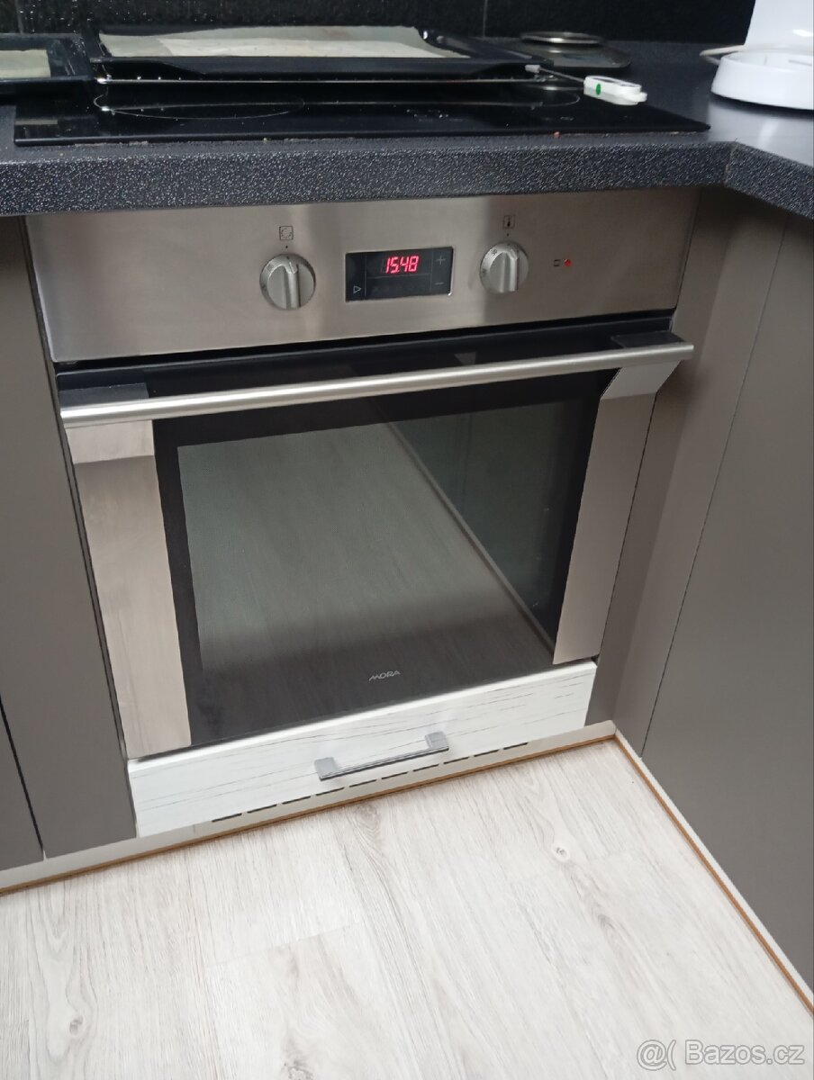 Vestavná trouba Mora