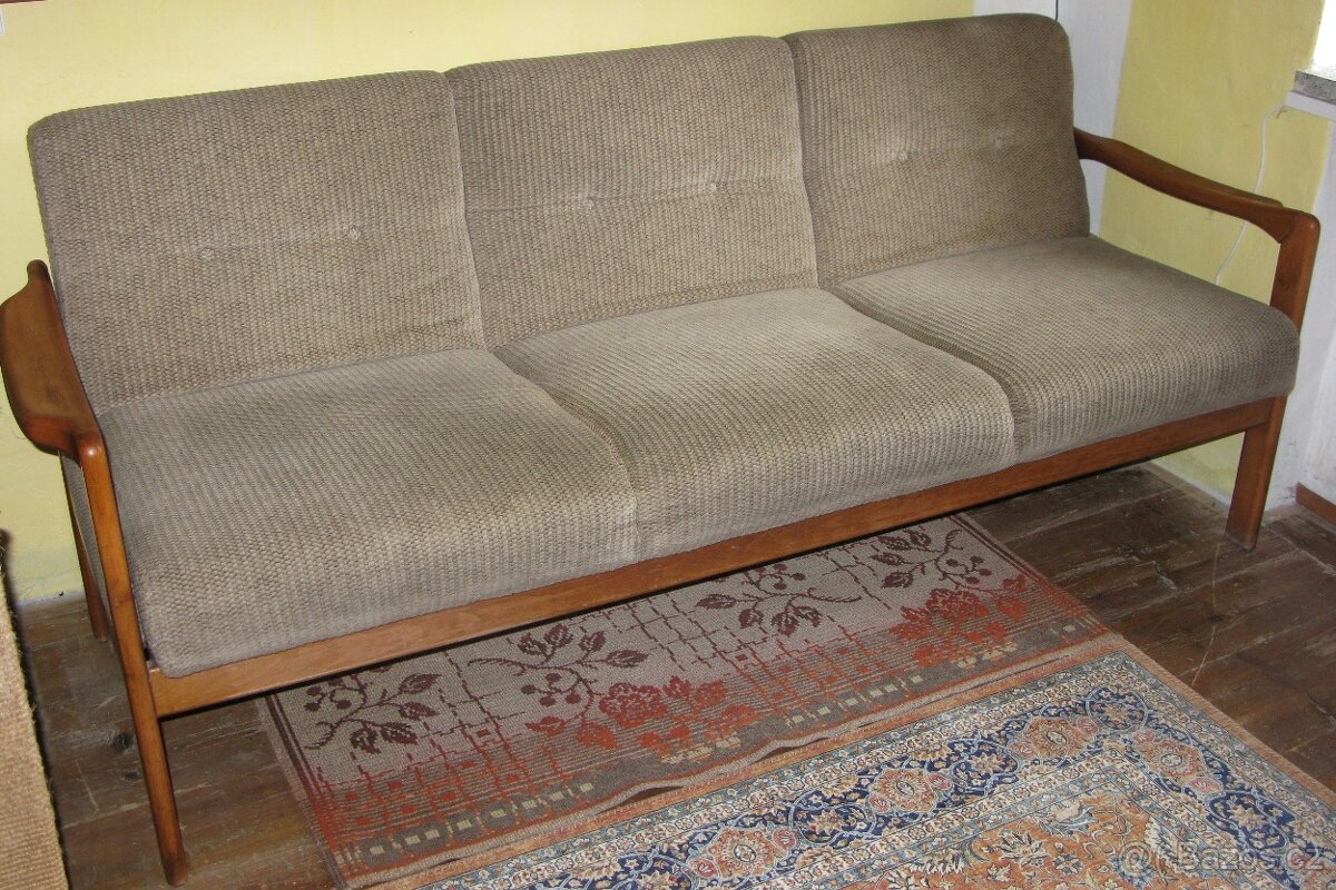 Retro rozkládací pohovka