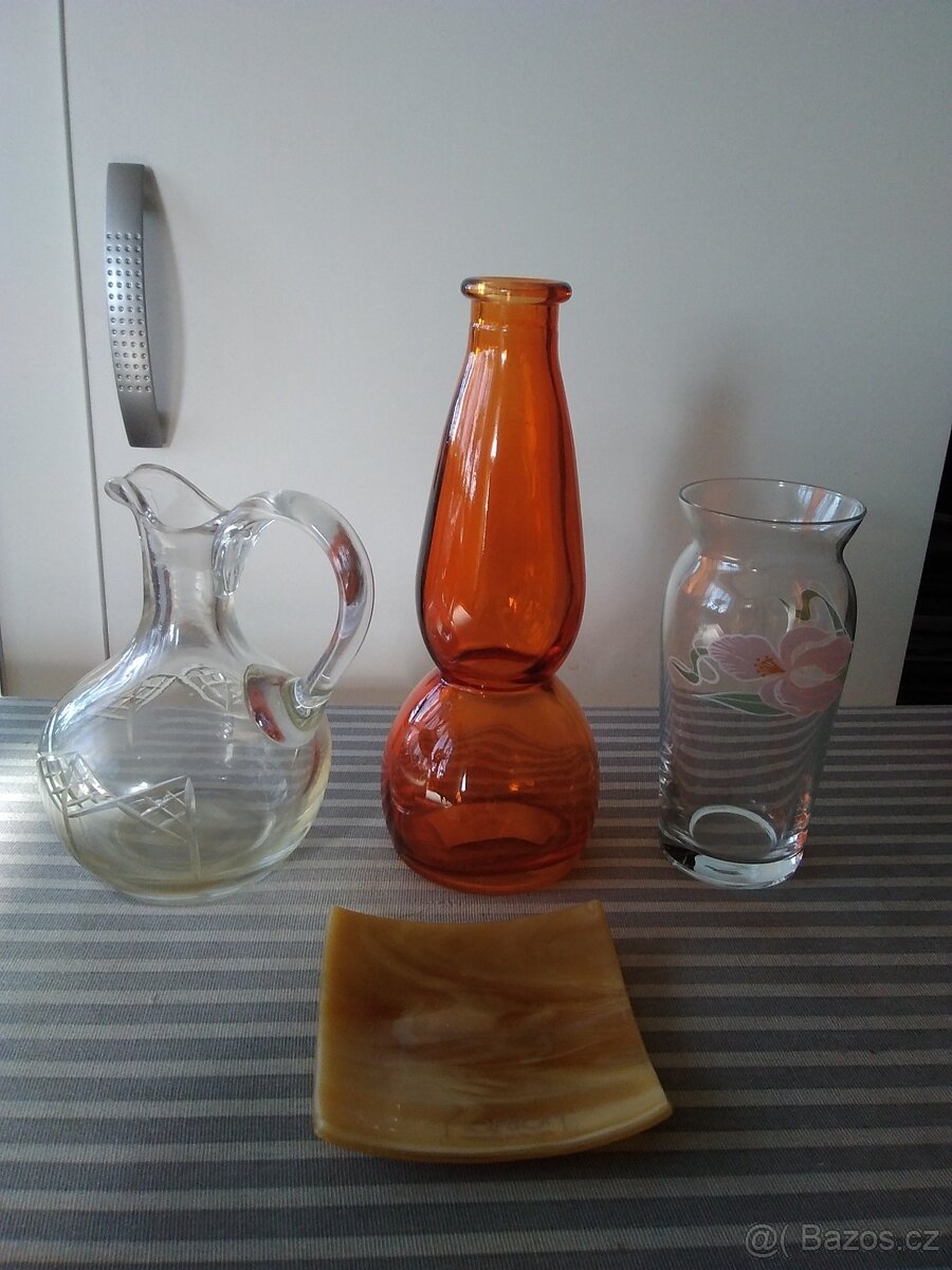 Skleněné vázičky a talířek.