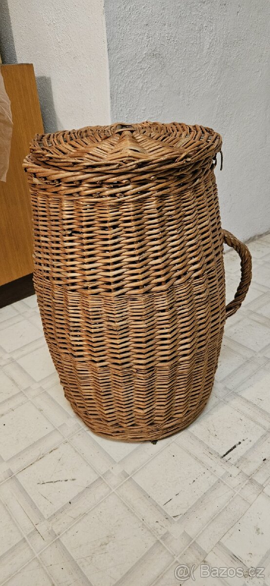 Proutěný koš s 1 uchem a víkem