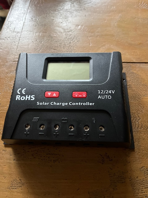 regulator k solárním panelům 12/24V