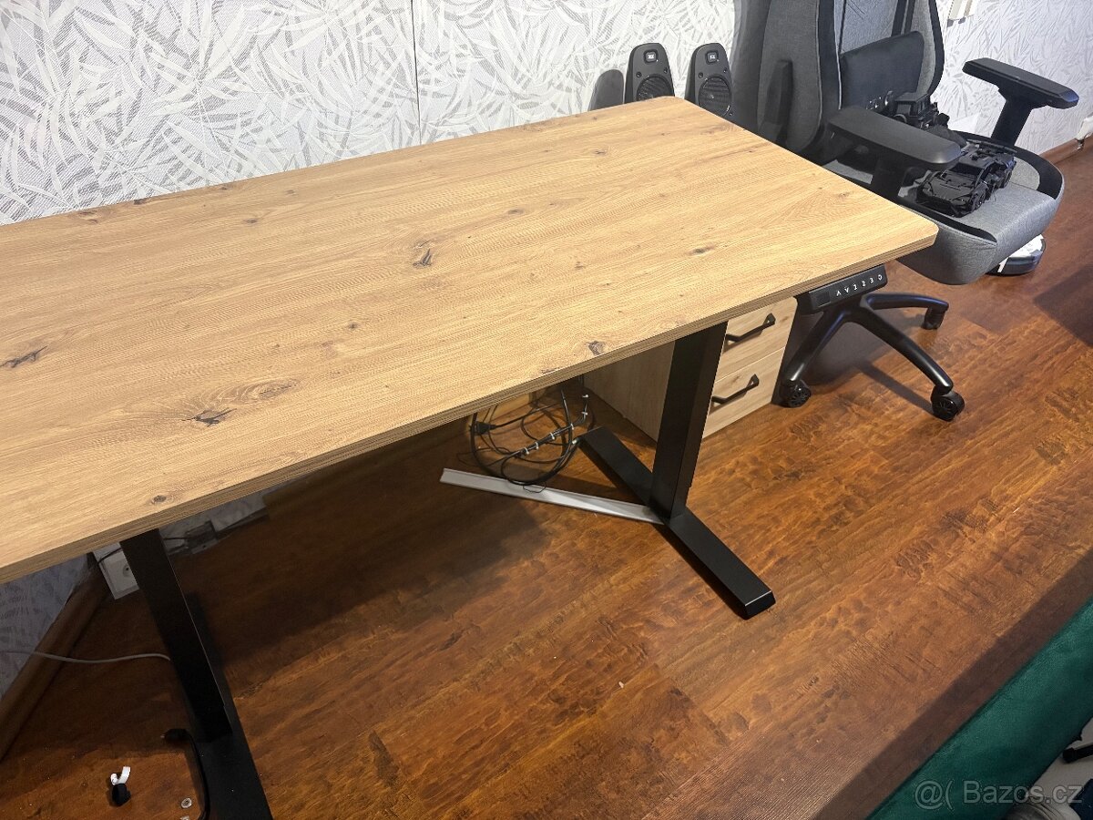 Herní elektronický stavitelny stul