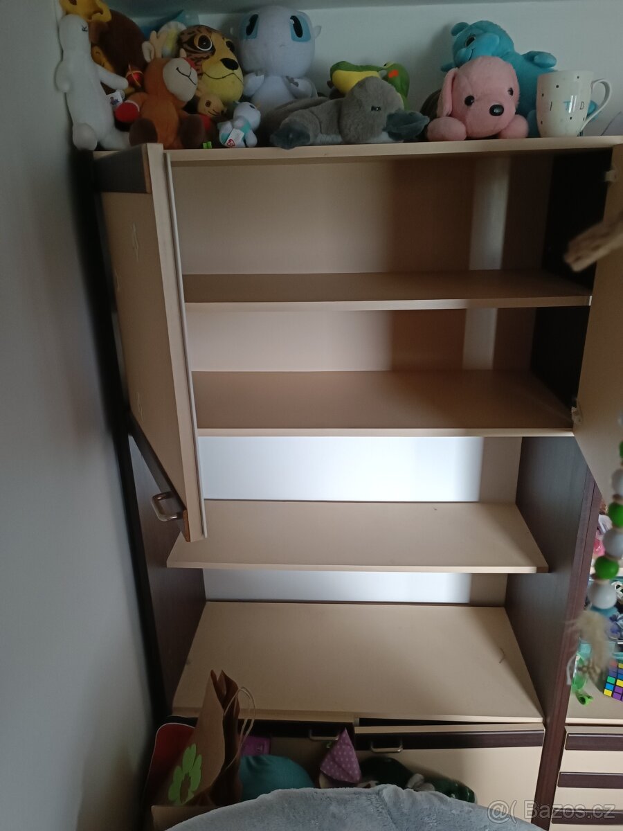 Starší skříně za odvoz