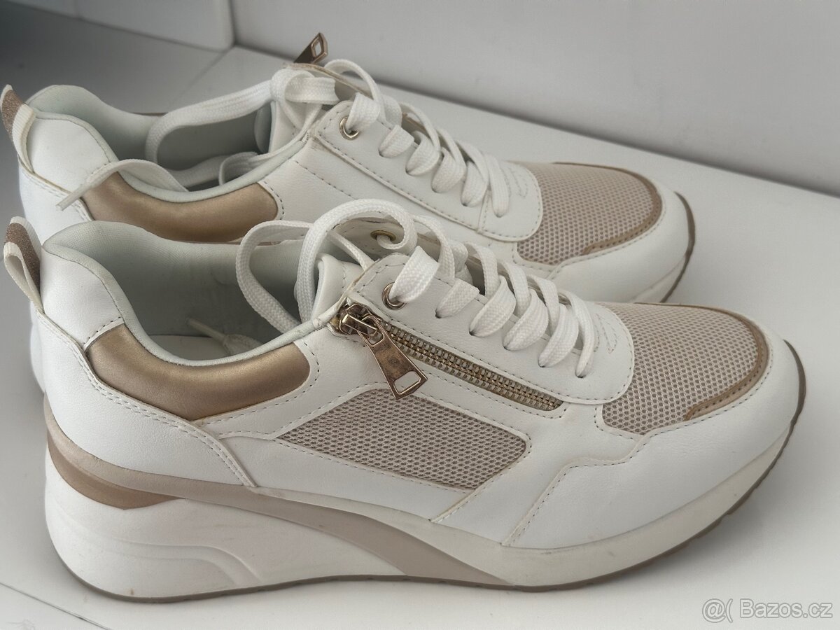 Nove bile damske tenisky vel 41