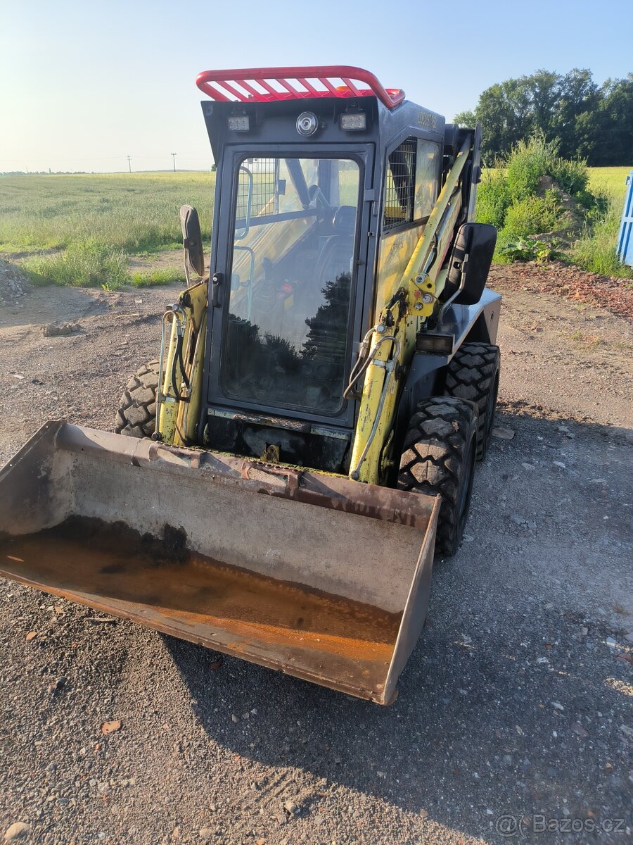 Smykový nakladač Locust 752
