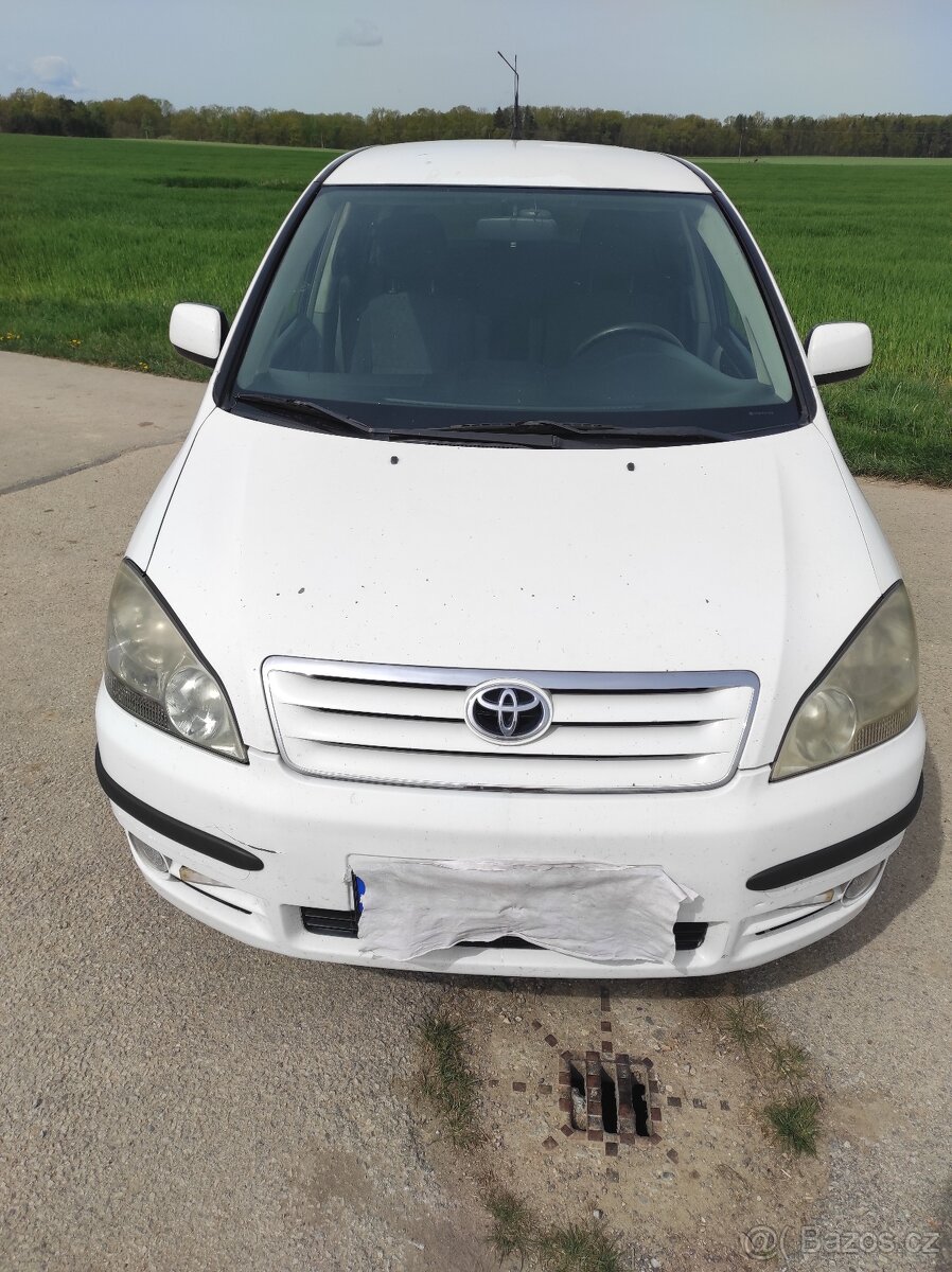 Toyota Avensis Verso 2,0 - bílá barva - nová STK