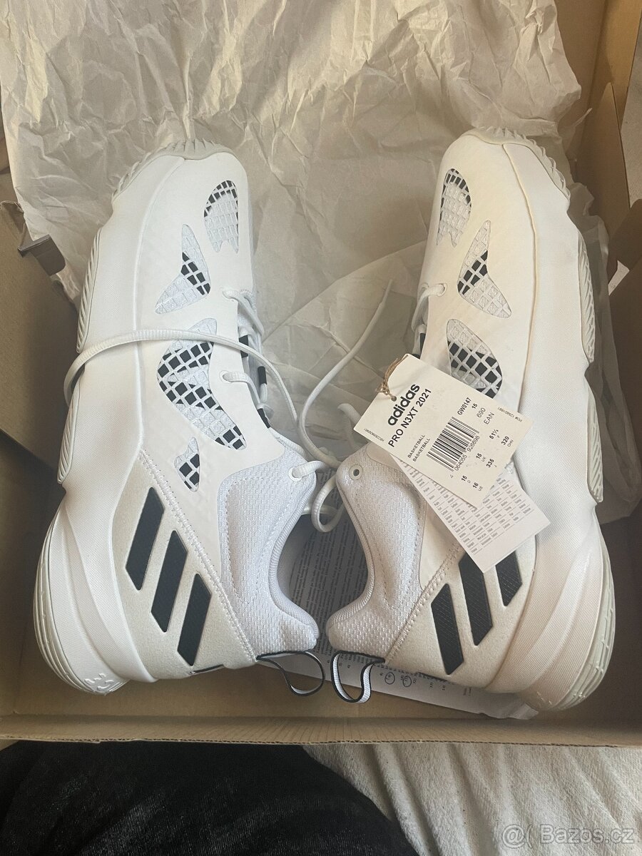 Basketbalové boty Adidas vel. 51 a další dva páry bot