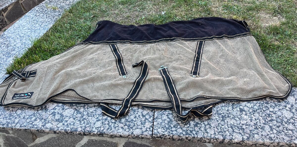 Síťovaná deka se zády