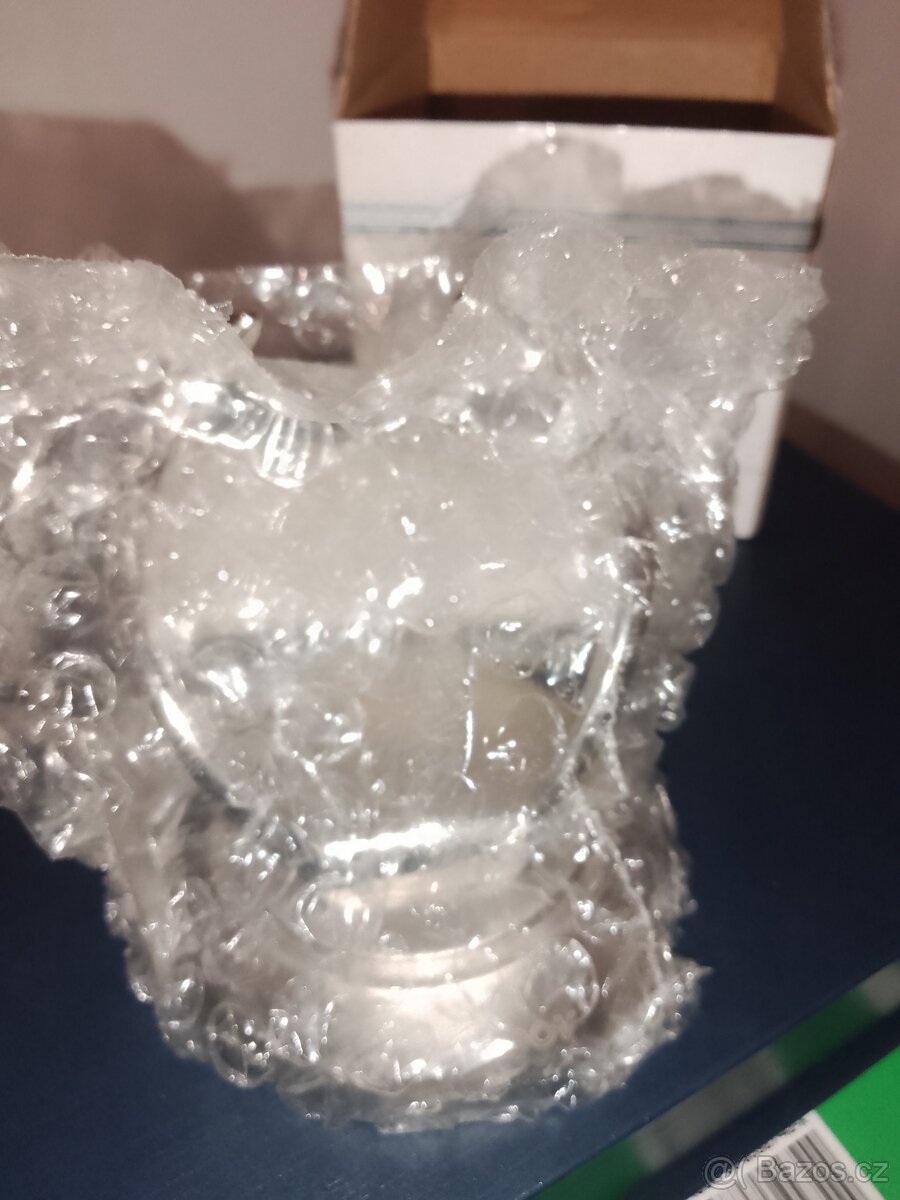 Kovové stojánky na tlačítkové telefony