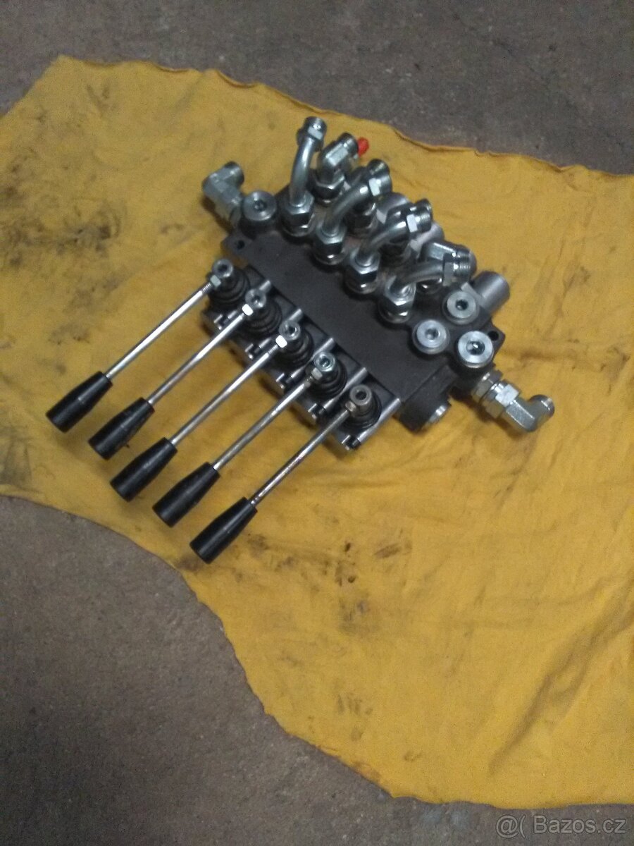 Hydraulický rozvaděč.