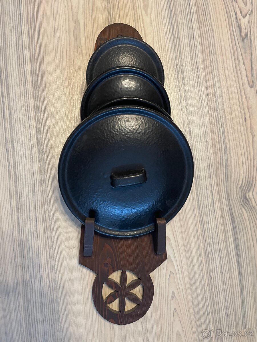 Závěsný držák na pokličky. Na chalupu.