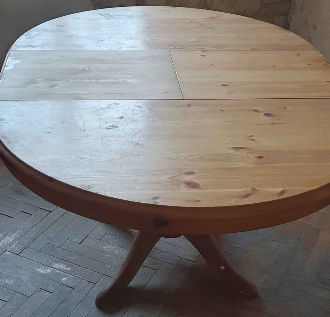 Rozkládací dřevěný stůl