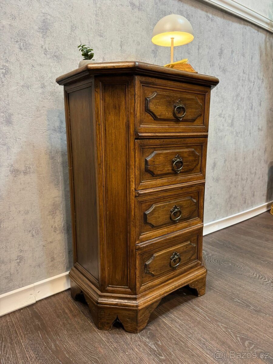 Robustní dubová komoda (140046)