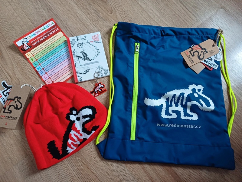 Balíček Red Monster- batoh, čepice, blok