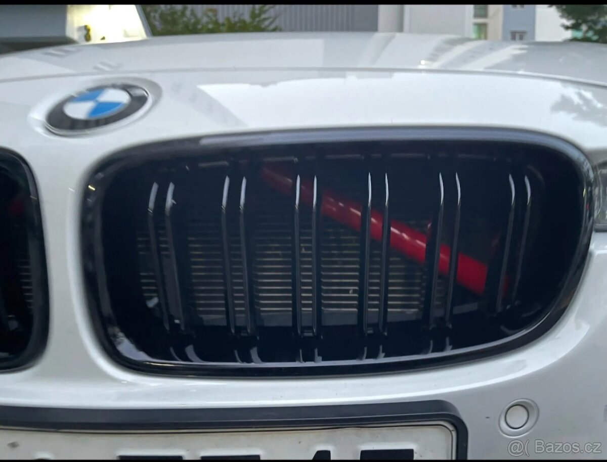 Červené výztuhy před chladič BMW