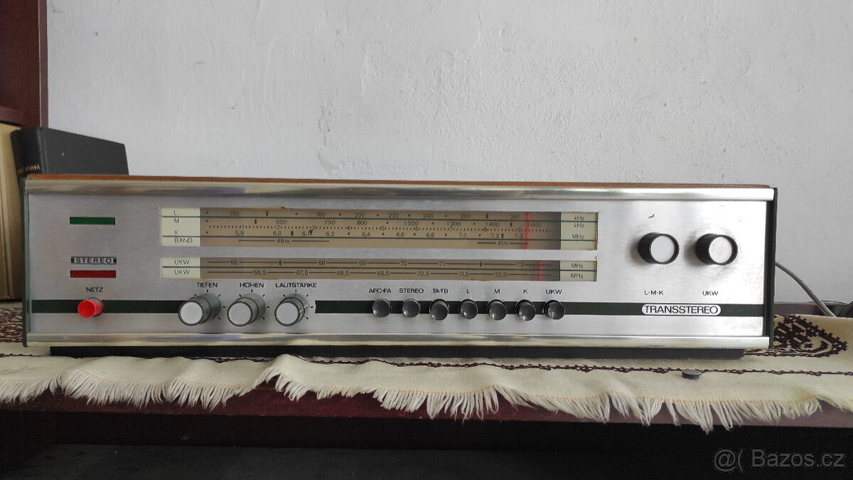 Trans-stereo stolní radiopřijímač