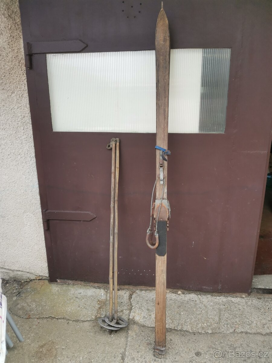 Starožitné lyže s hůlkami