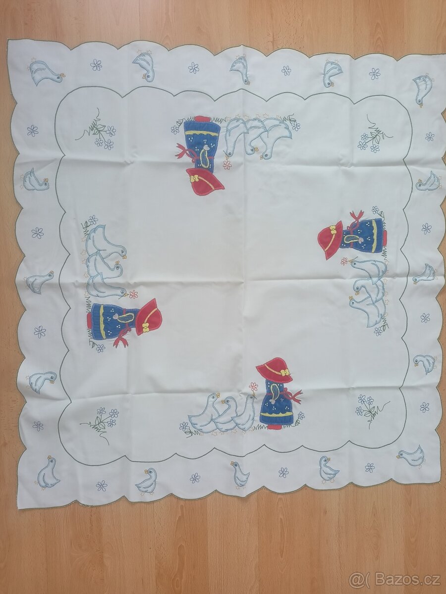 Dečka, ubrus s husami,vyšívané 70x70 cm