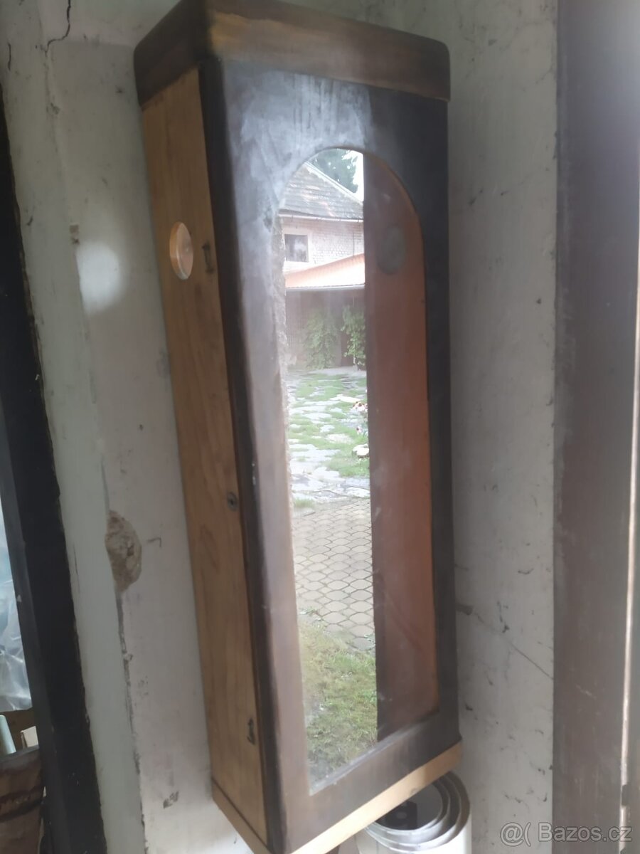 SKŘÍNKA na staré hodiny
