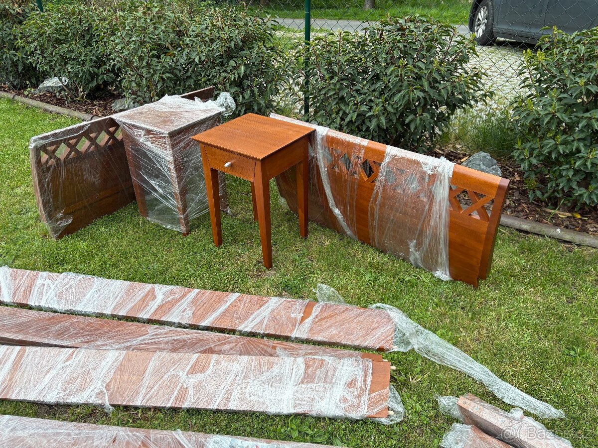 Manželská dřevěná postel