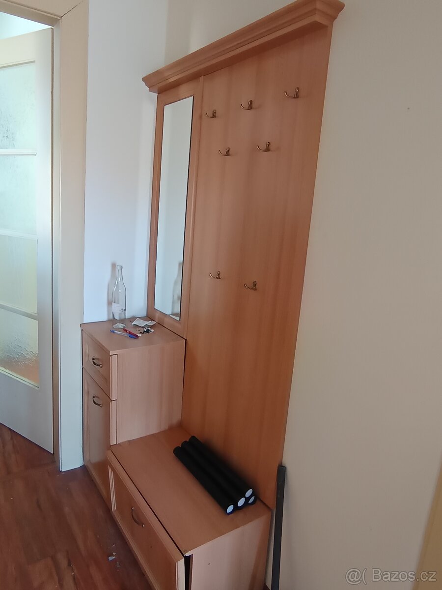 Předsíň - stěna s botníkem