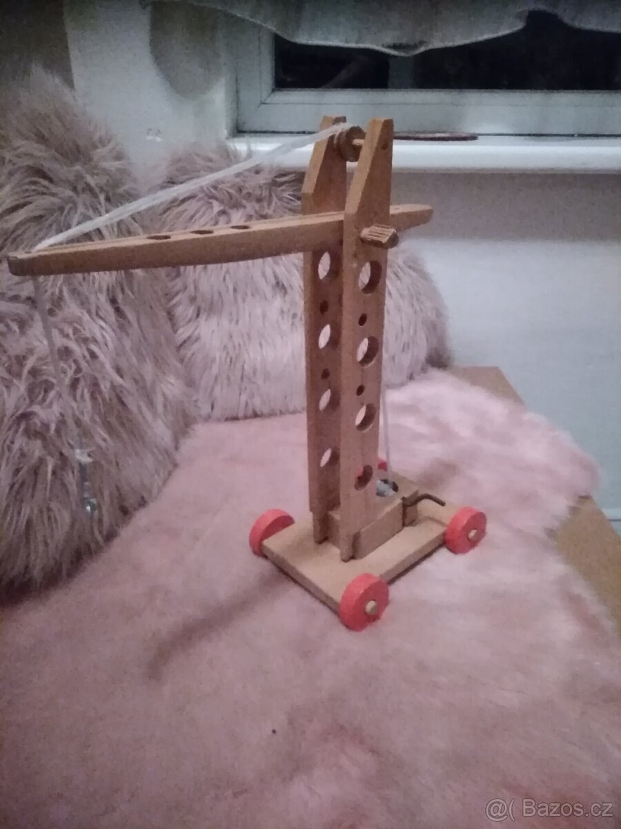 Prodám dřevěnou hračku jeřáb