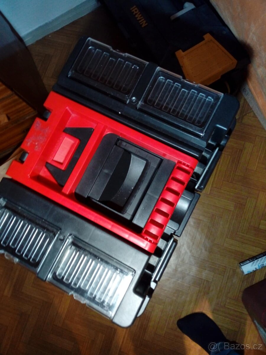 Box na nářadí na kolečkách