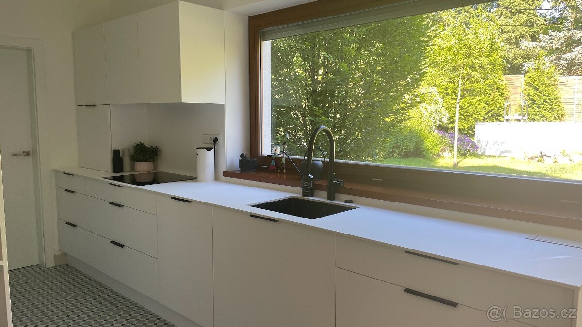 Kuchyňská linka + lednice a indukce Whirpool - REZERVACE