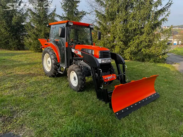 Malotraktor Kubota KL33 s čelním nakladačem zimní údržba
