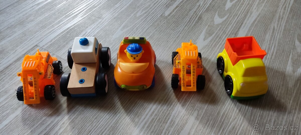 Puzzle, auto, plyšák, plastové zvířátka, zástěra