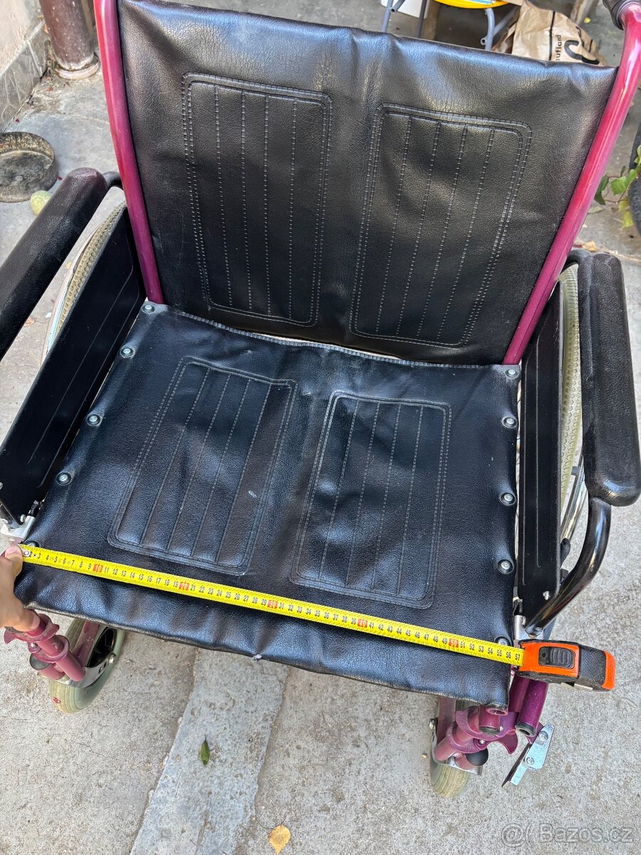 Mechanicky invalidní vozík zesílený