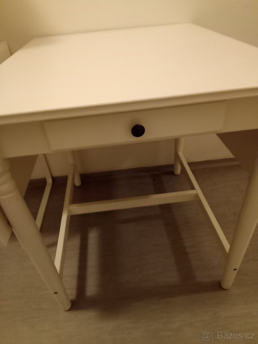 Rozkladaci jidelni stul