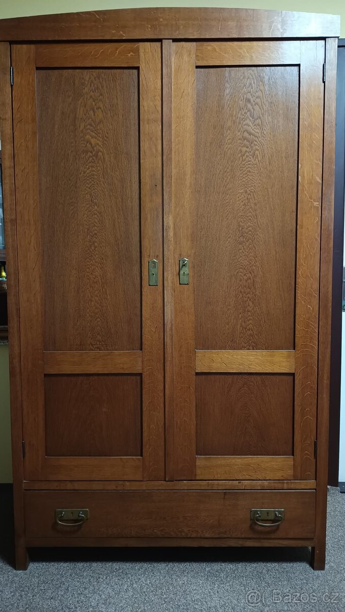 Dřevěná starožitná skříň