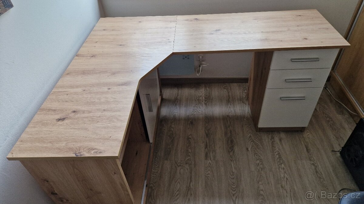 Rohový kancelářský stůl
