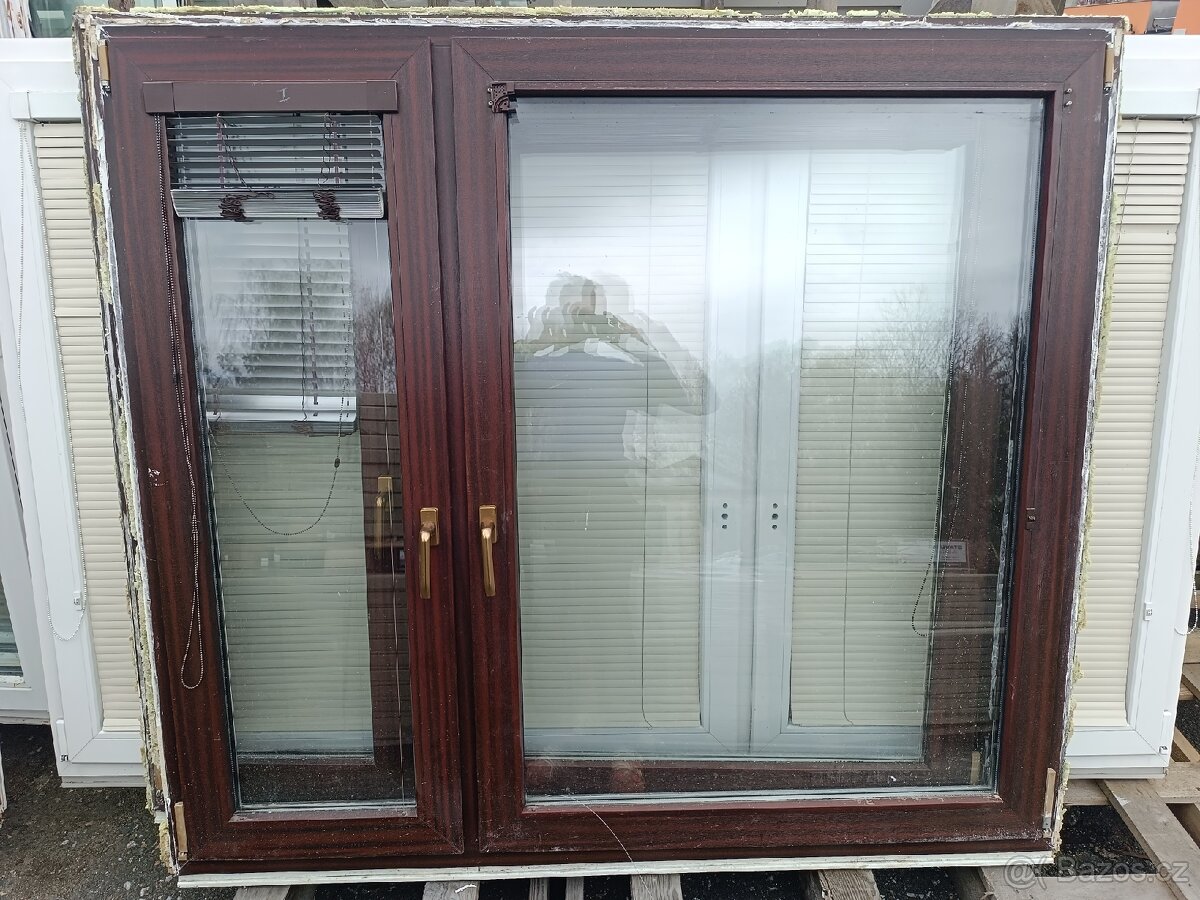 Okno PVC 1660x1490 oboustranný mahagon, starší, dvoukřídlé