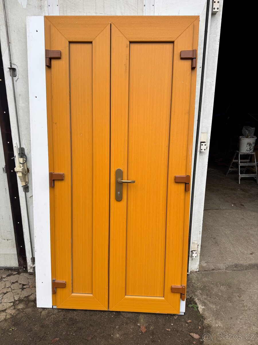 Prodám plastové vchodové dveře