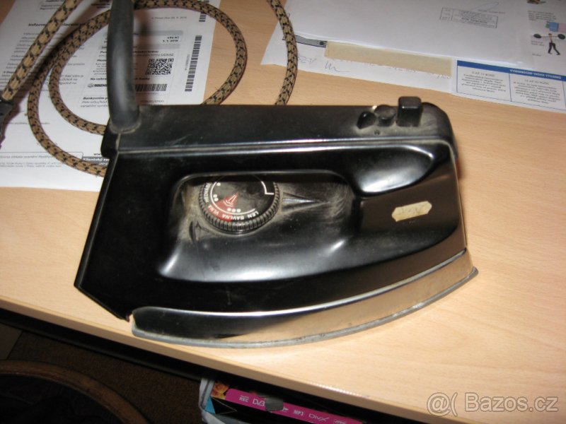 prodám starý holící strojek, žehličku, fén,kazet. přehrávač
