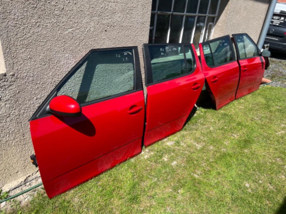 Boční dveře Škoda Fabia II hatchback LF3K červená