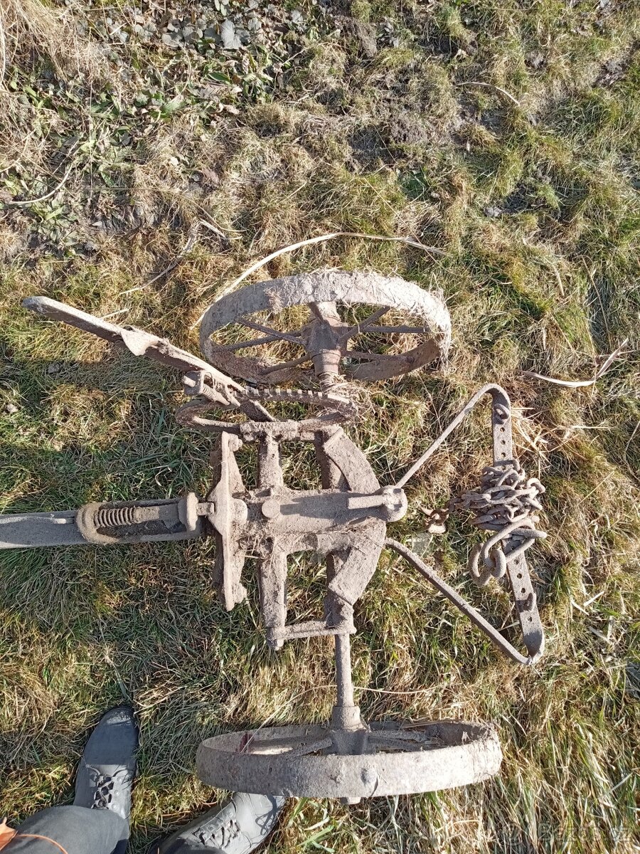 Historický dvojradličný pluh – zemědělský nástroj Aktivní in
