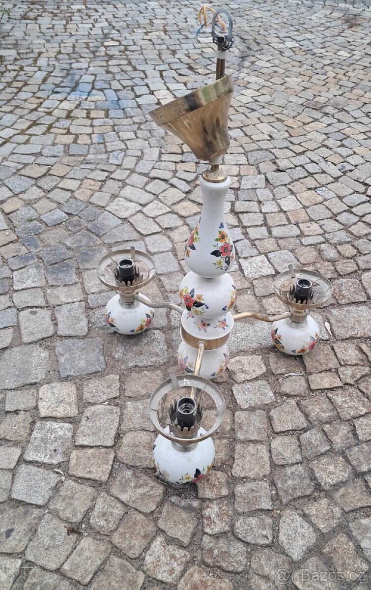 Starý porcelánový lustr