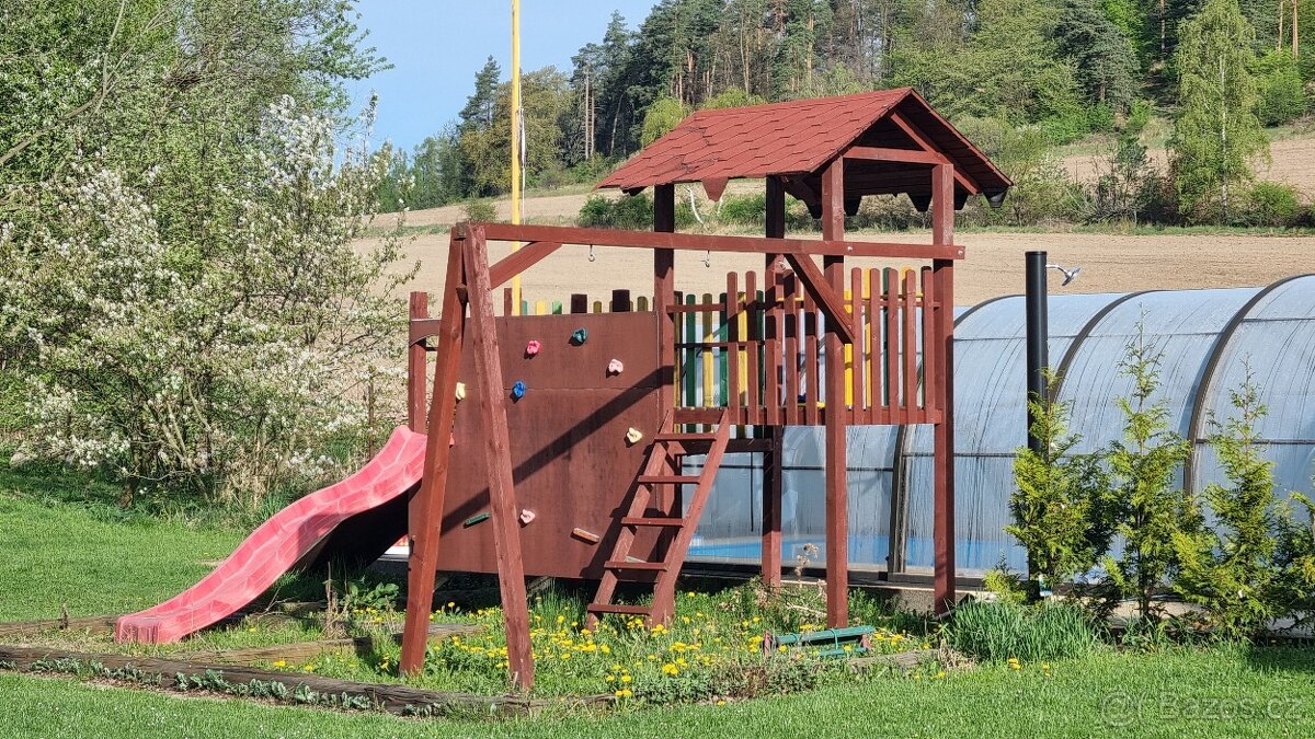 Dětské hřiště s lezeckou stěnou