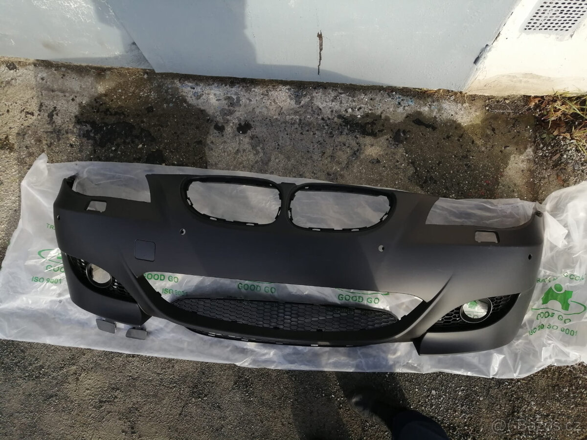 BMW E60/E61 facelift - přední nárazník M5 s PDC otvory.