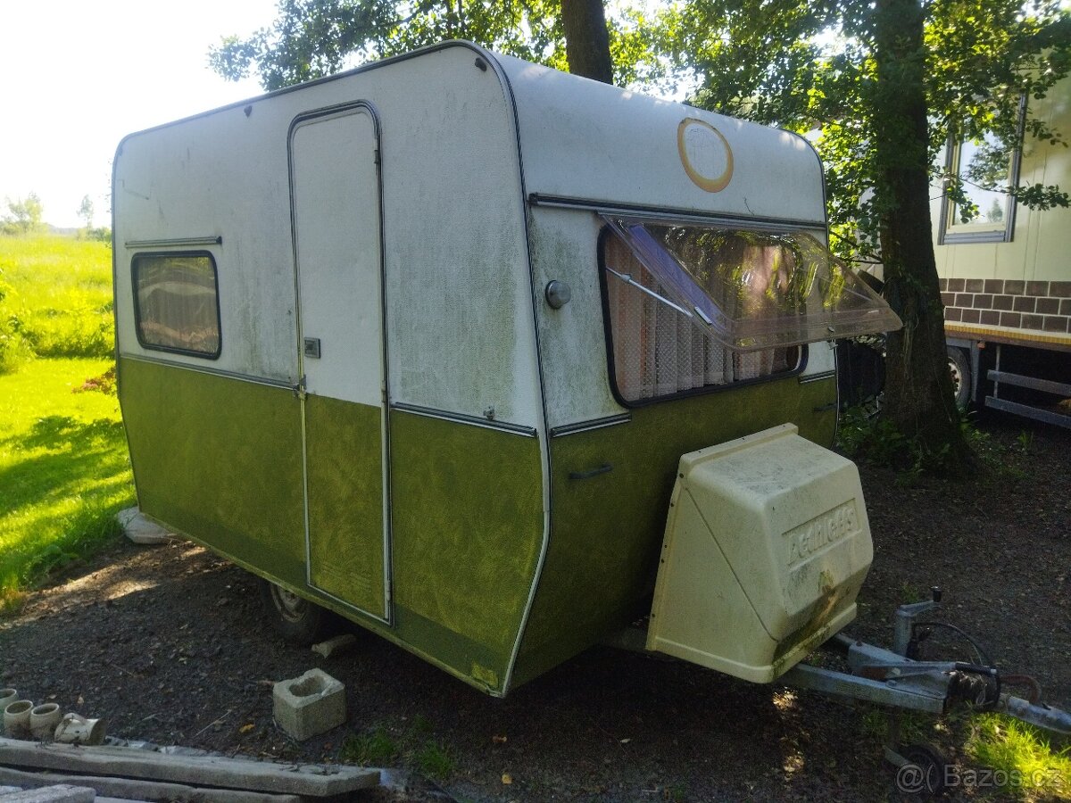 Karavan na pevné stání